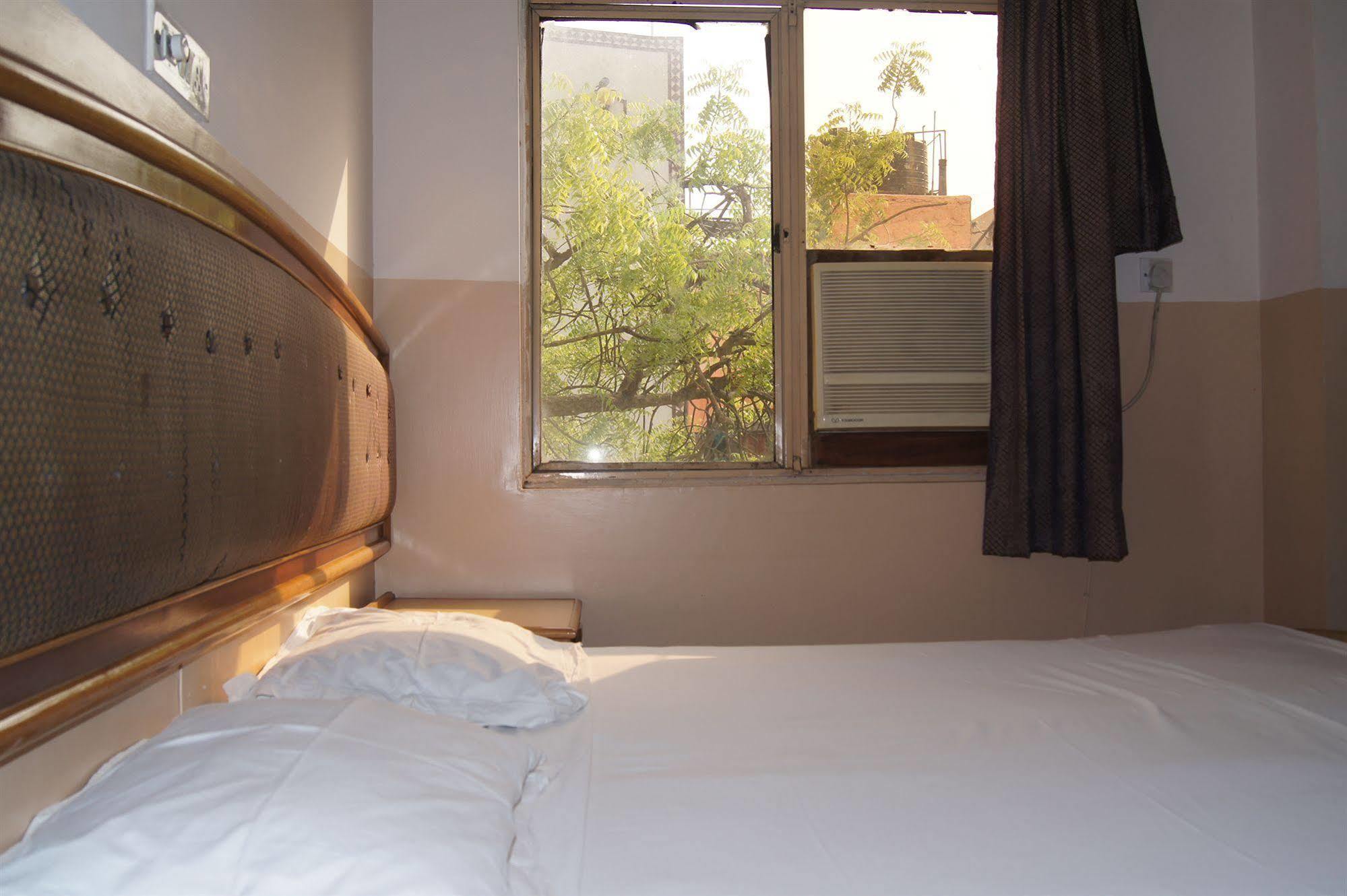 Hotel Westend Holiday Home 5 Mint From Nizamuddin Railway Station New Delhi Exterior foto